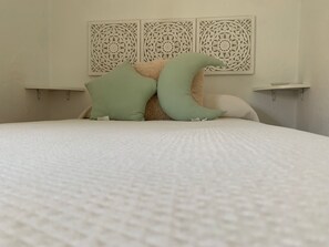2 quartos, ferros/tábuas de passar roupa, roupa de cama