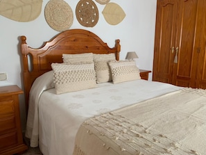 2 bedrooms, iron/ironing board, bed sheets