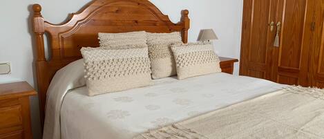 2 bedrooms, iron/ironing board, bed sheets