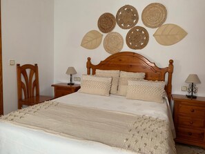 2 quartos, ferros/tábuas de passar roupa, roupa de cama
