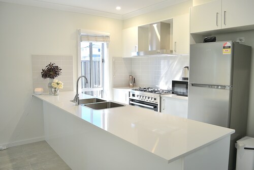 Elegant & Convenient New House at Leppington - 2 min Drive From Train Station!