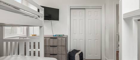 8 slaapkamers, een strijkplank/strijkijzer, gratis wifi, beddengoed