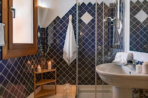 Douche, séchoir à cheveux, serviettes fournies