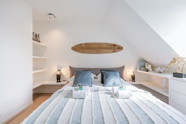 2 bedrooms, iron/ironing board, WiFi, bed sheets