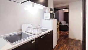 Una cocina moderna con estufa, microondas y horno empotrados.