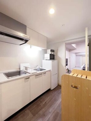 Fridge, microwave, stovetop, cookware/dishes/utensils - Modern 1 BR near Hondori District  for 6 Ppl (Hiroshima)