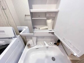 Bathtub, hair dryer, towels - Modern 1 BR near Hondori District  for 6 Ppl (Hiroshima)