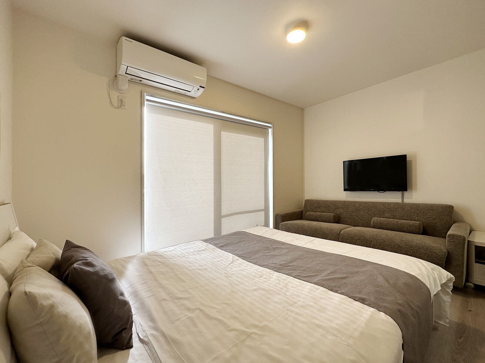 1 habitación, tabla de planchar con plancha, wifi y ropa de cama 