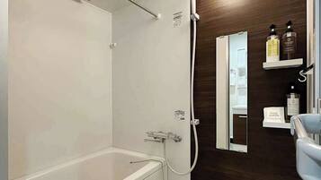 Badekar, hårføner, håndklær og såpe