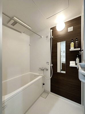 Bathtub, hair dryer, towels, soap - Nice Apt in Onomichi near the Station for 3Ppl (Onomichi)