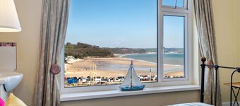 White Sails - Beach and Harbour Views