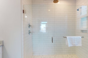 Een douche, een haardroger, handdoeken