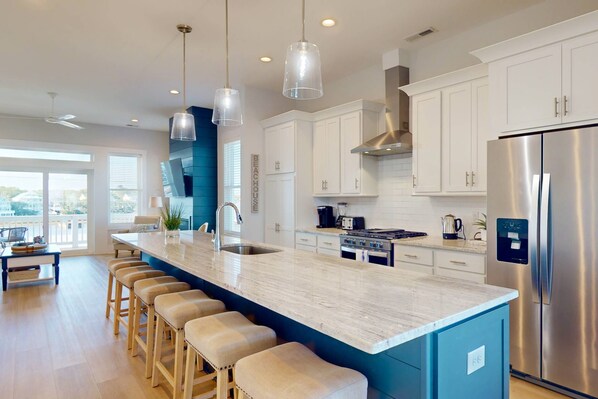 ثلاجة، ميكروويف، فرن، موقد طهي مسطح