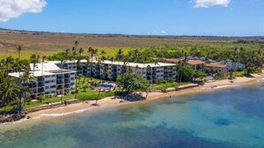 Un resort con varias construcciones, una playa y una vista despejada del océano.