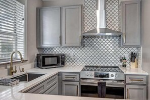 ثلاجة، ميكروويف، فرن، موقد طهي مسطح