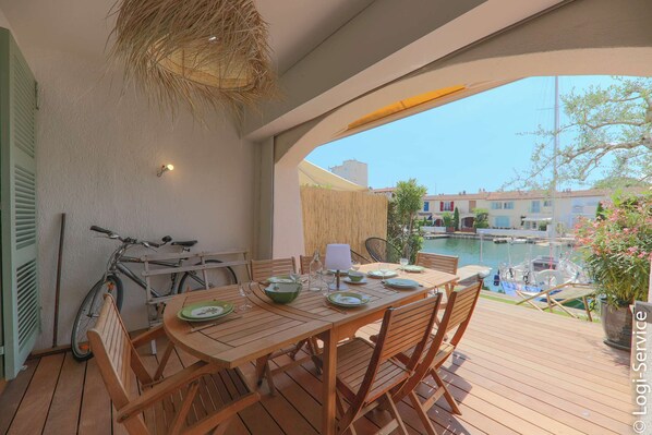 Outdoor dining - Ideally located, close to beach, house 8 people (PORT GRIMAUD)