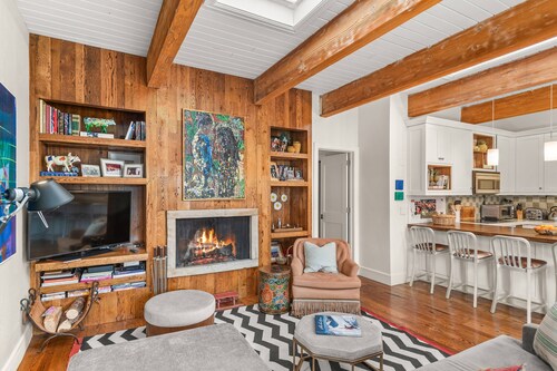 Amazing Aspen Location! Nicely Appointed. Walk to the Downtown Core. Washer / Dryer