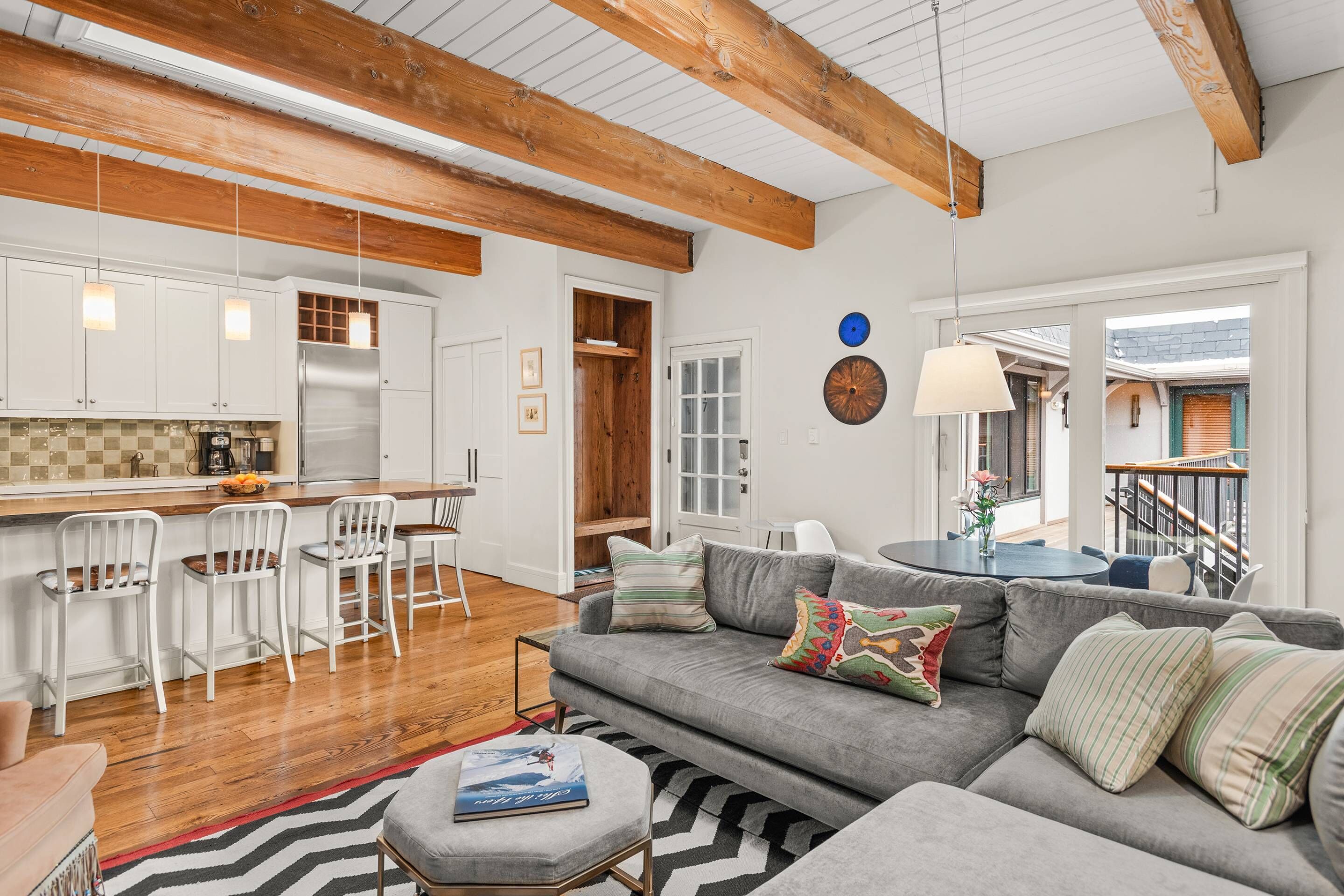 Televisión, chimenea y estéreo 