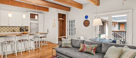 Televisión, chimenea y estéreo