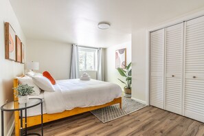 8 bedrooms, desk, iron/ironing board, travel cot - 9-Bed Capitol Hill Oasis w/King beds & Pool Table (Seattle)