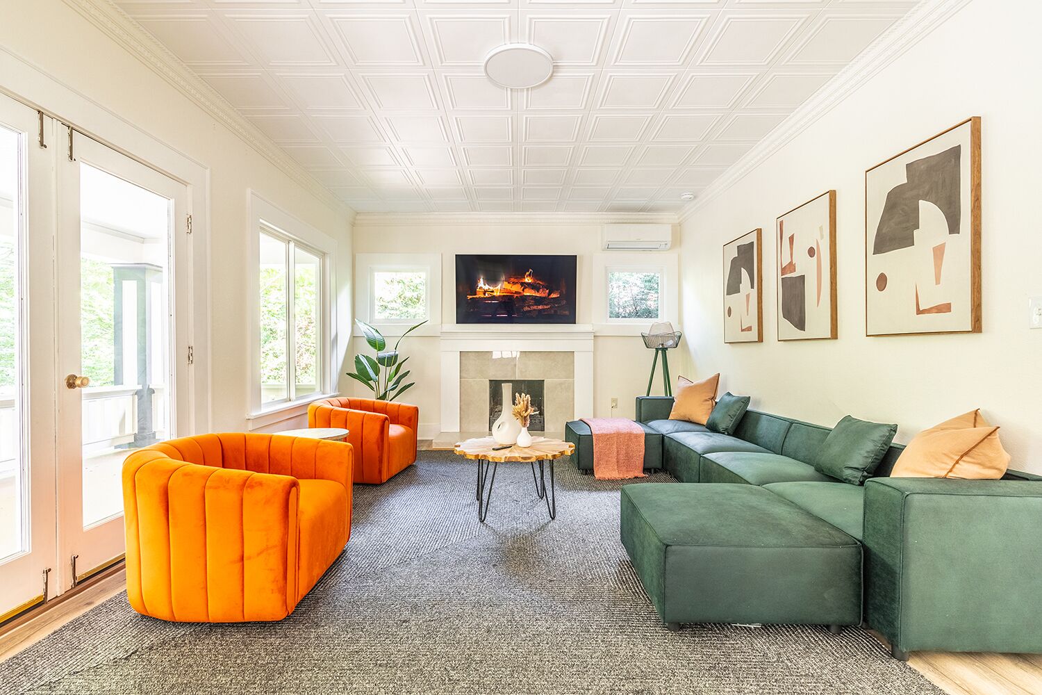 Älytelevisio, takka, pöytätennispöytä