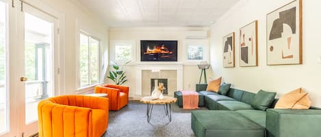 Älytelevisio, takka, pöytätennispöytä