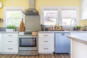 Geladeira, micro-ondas, cooktop, lava-louças