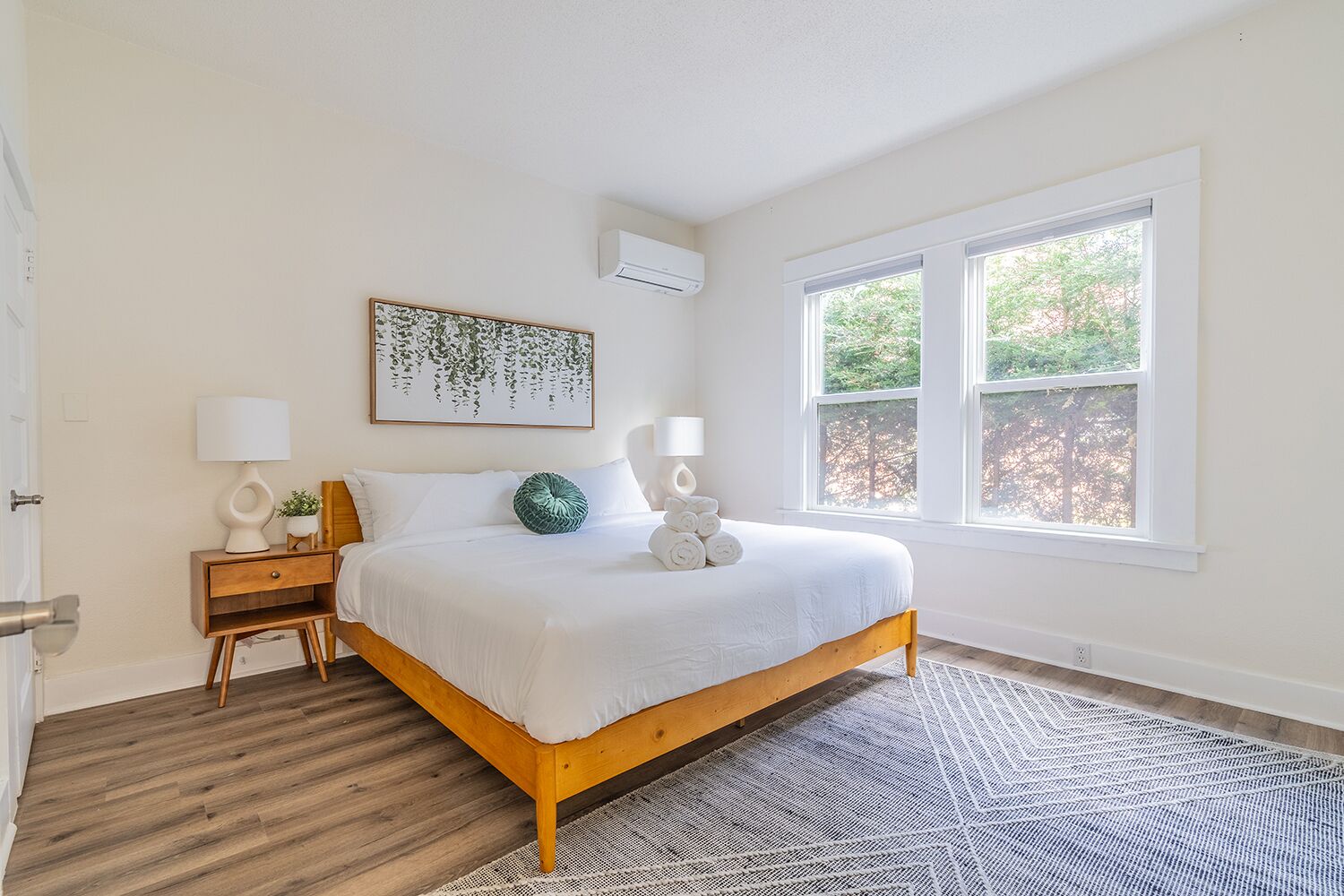 8 bedrooms, desk, iron/ironing board, travel cot