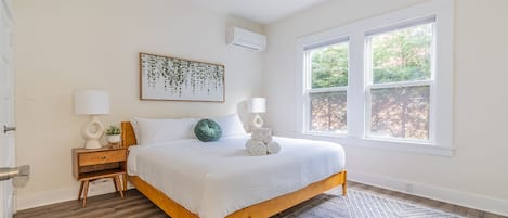 8 bedrooms, desk, iron/ironing board, travel crib