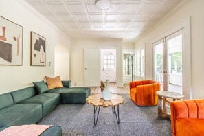 Smart TV, fireplace, ping pong - 9-Bed Capitol Hill Oasis w/King beds & Pool Table (Seattle)
