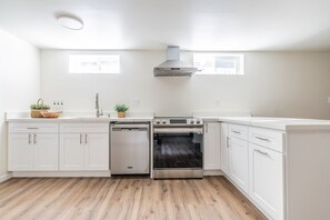 Fridge, microwave, stovetop, dishwasher