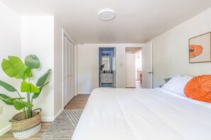 8 bedrooms, desk, iron/ironing board, travel cot