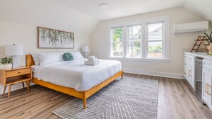 Room - 9-Bed Capitol Hill Oasis w/King beds & Pool Table (Seattle)