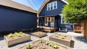 Exterior - 9-Bed Capitol Hill Oasis w/King beds & Pool Table (Seattle)