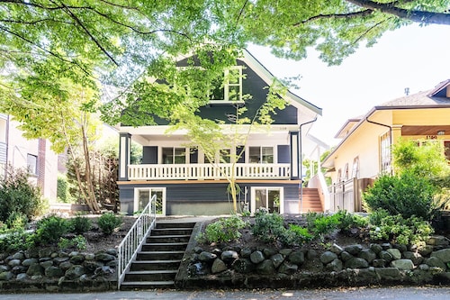 9-Bed Capitol Hill Oasis w/King beds & Pool Table