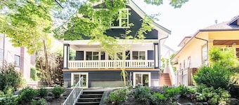 9-Bed Capitol Hill Oasis w/King beds & Pool Table