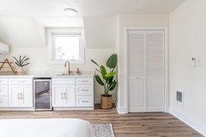8 bedrooms, desk, iron/ironing board, travel crib