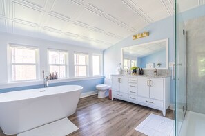 Shower, hair dryer, towels, soap - 9-Bed Capitol Hill Oasis w/King beds & Pool Table (Seattle)