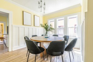 Dining - 9-Bed Capitol Hill Oasis w/King beds & Pool Table (Seattle)