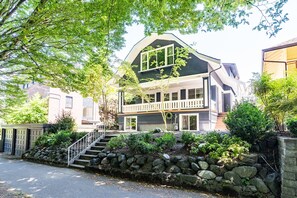 Exterior - 9-Bed Capitol Hill Oasis w/King beds & Pool Table (Seattle)