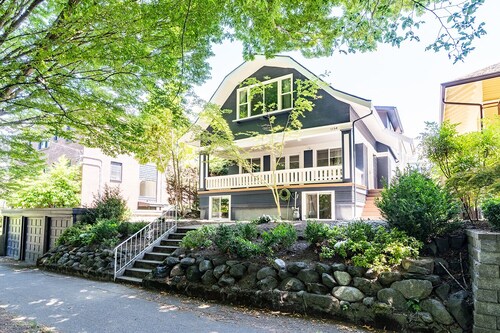 9-Bed Capitol Hill Oasis w/King beds & Pool Table
