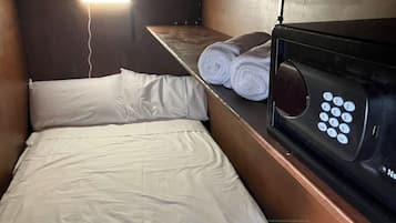 Caja de seguridad en la habitación y ropa de cama