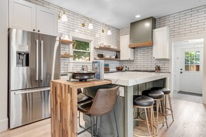 Kühlschrank, Mikrowelle, Ofen, Geschirrspüler