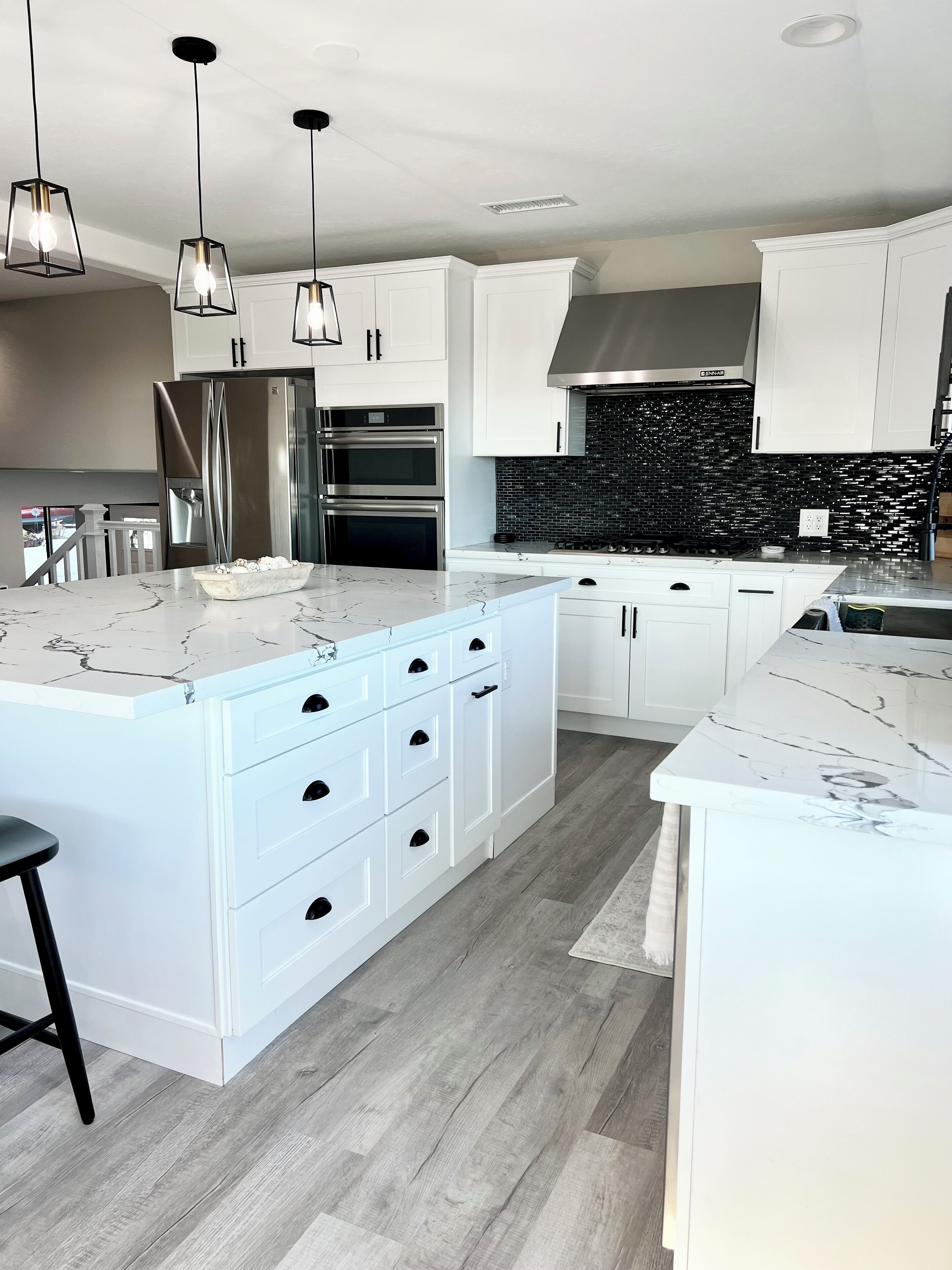Modern beach house, ocean view, sleeps 10! 3 mins from the beach!