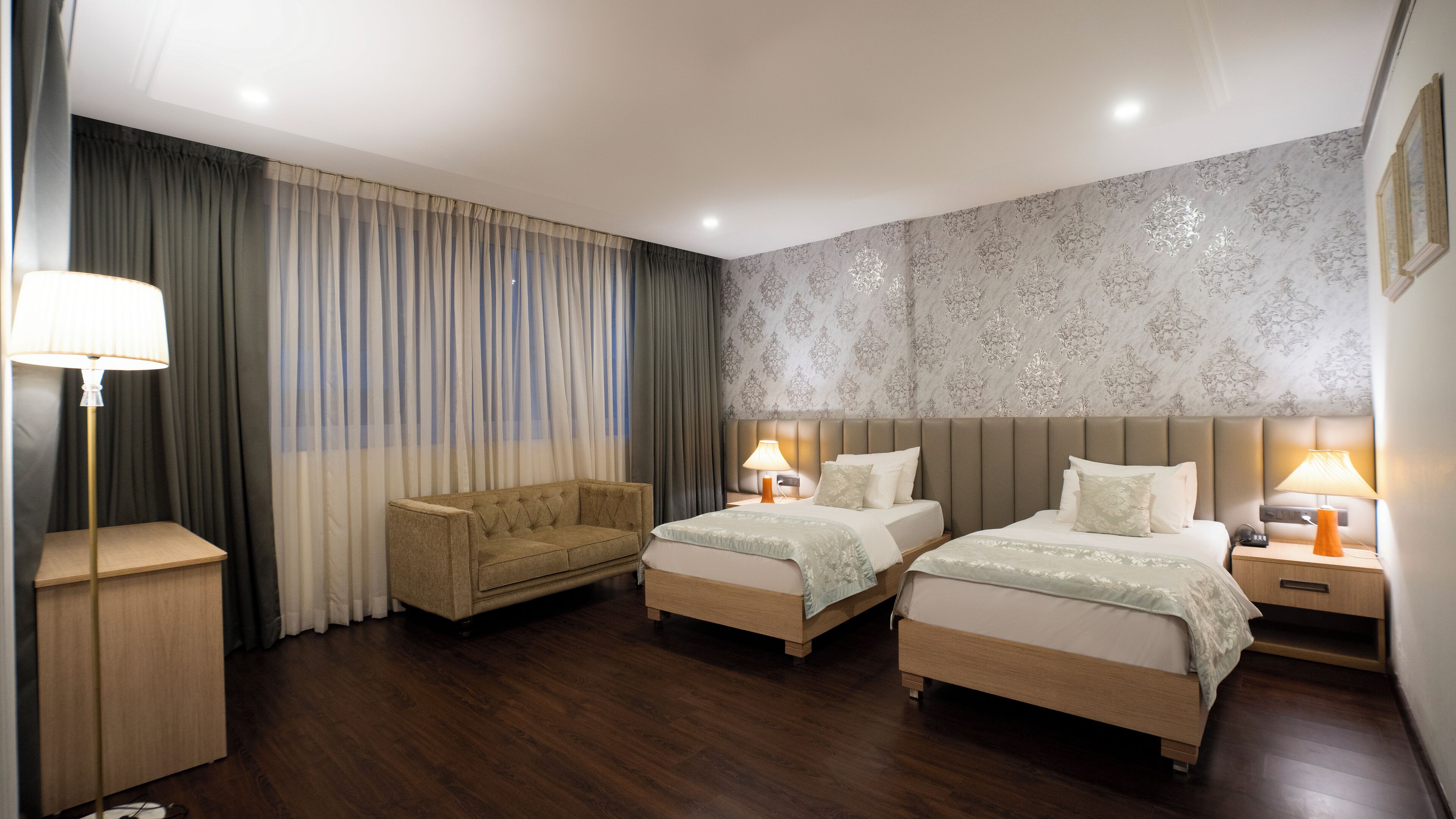 Quarto júnior | Camas Tempur-Pedic, cofres nos quartos, escrivaninha