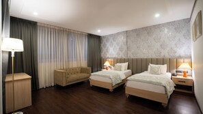 Quarto júnior | Camas Tempur-Pedic, cofres nos quartos, escrivaninha