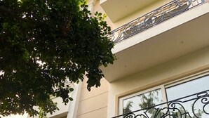 Un edificio de varios pisos con balcones adornados con intrincadas barandillas de hierro forjado.