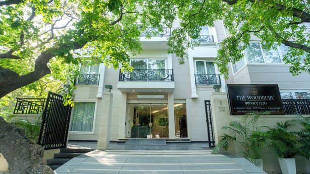 Un edificio moderno con un letrero que dice "The Woodbury 9999071320".