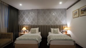 Quarto júnior | Camas Tempur-Pedic, cofres nos quartos, escrivaninha