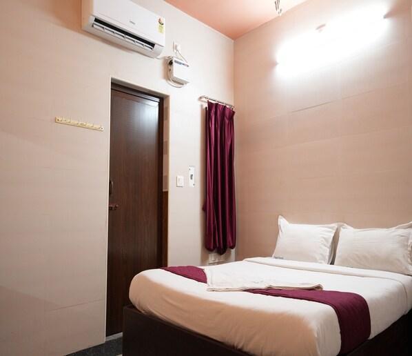 Egyptian cotton sheets, premium bedding, desk, free WiFi